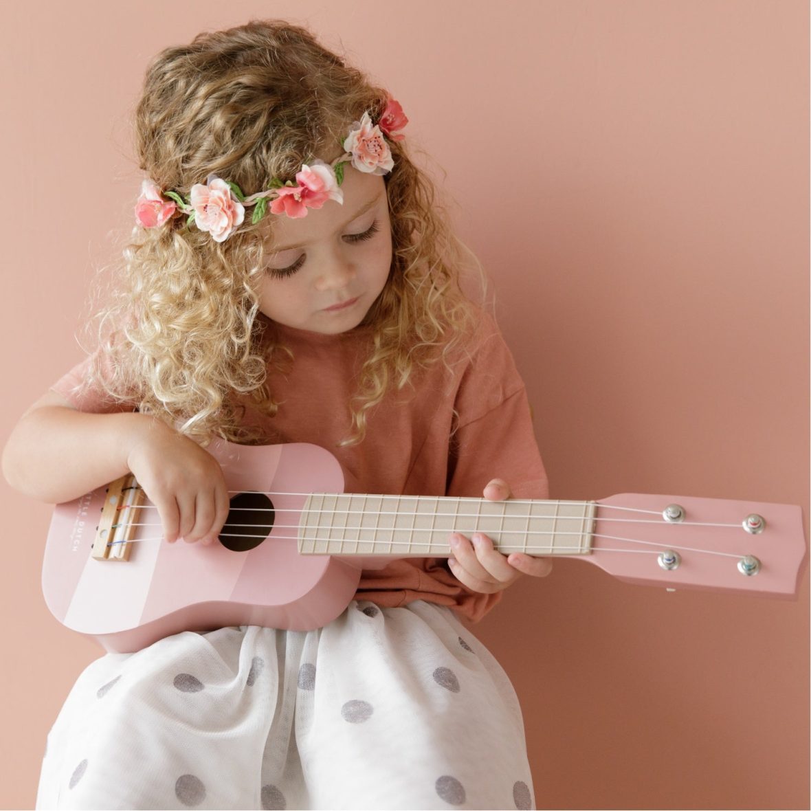 Photo-6_BeoVERDE-Ireland_Little-Dutch_Guitar-Pink_LD7014_1500x1500_00dc455a-0303-4f55-a2eb-83a065a6ec2c[1]