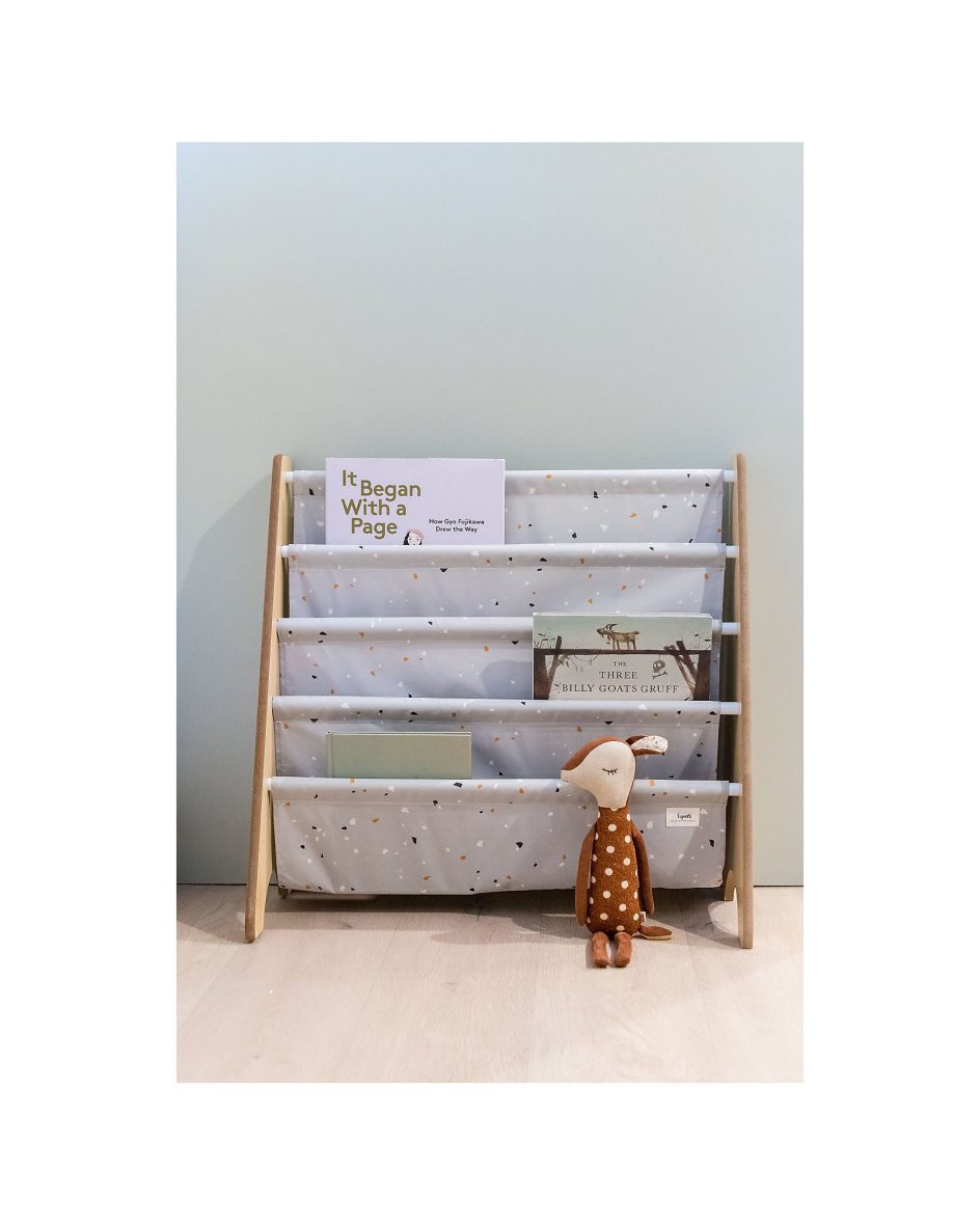 3-sprouts-libreria-frontale-montessoriana-terrazzo-grigio-chiaro-poliestere-riciclato-61×63-x25-4-cm-librerie-montessoriane_465438_zoom[1]