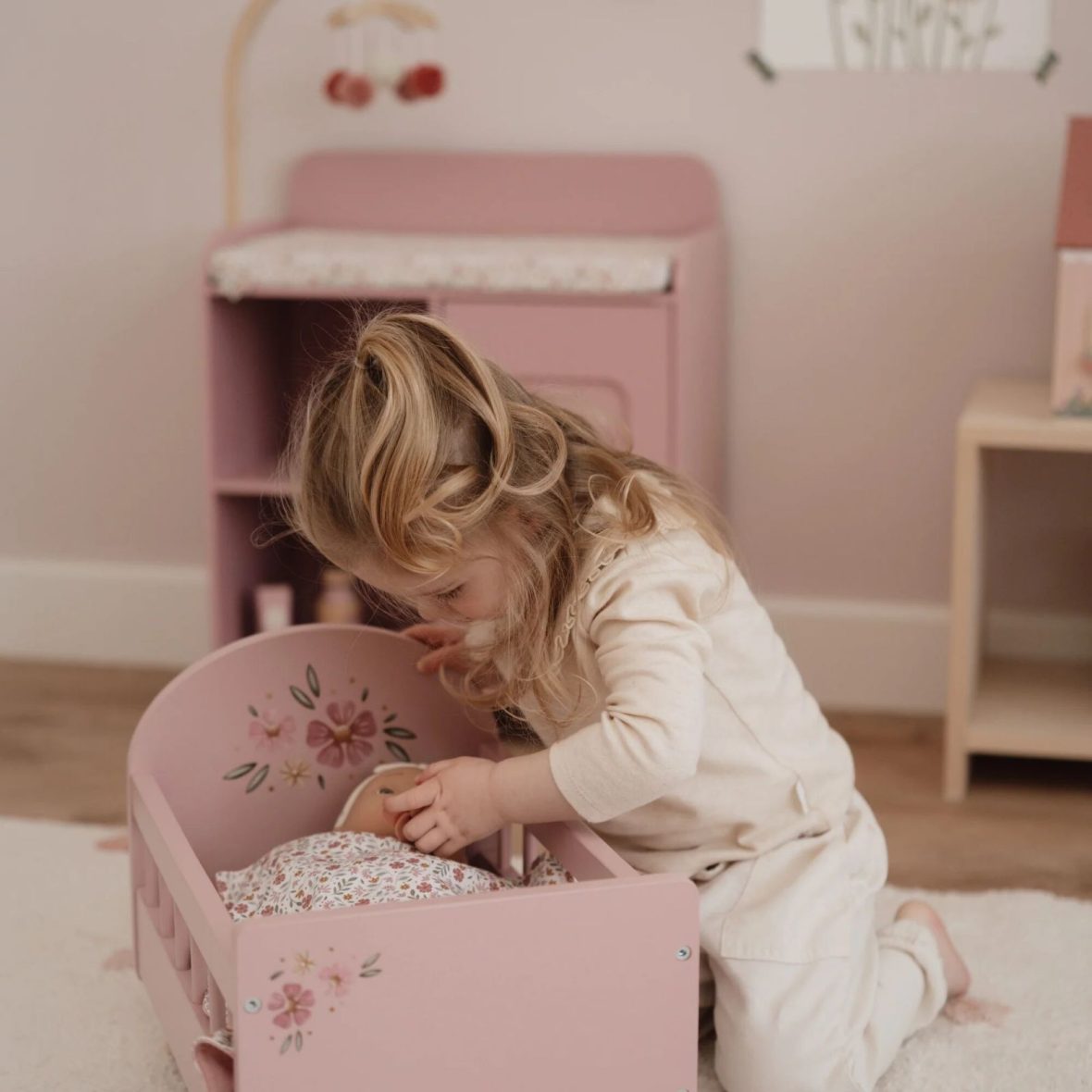 0-3a4cd11d-1600-Lettino-per-bambole-con-tessile-FSC[1]