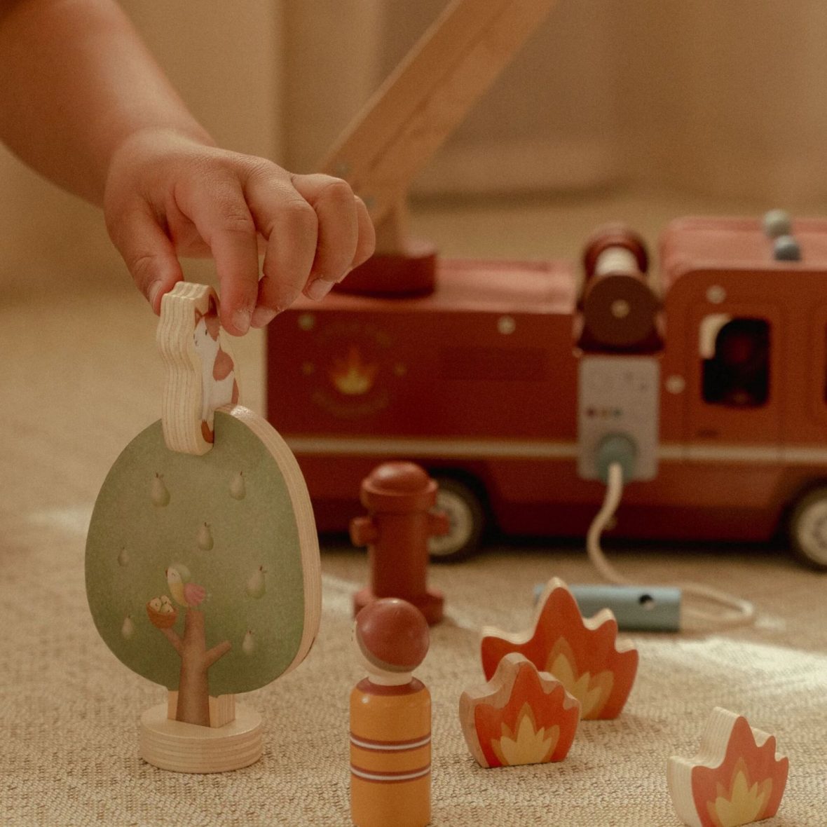 0-8b6dbe25-1600-Camion-dei-pompieri-grande-con-personaggi-FSC[1]